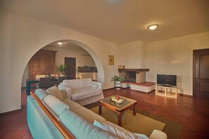 Televisión y chimenea 