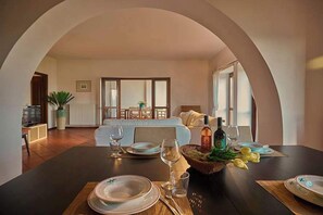 TV, fireplace - Villa Montecroce Apartment n.2 (Padenghe sul Garda)