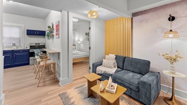 A modern apartment with a kitchen, dining area, and living room. - Boho Lake Fishing Civic Center More (Kissimmee)