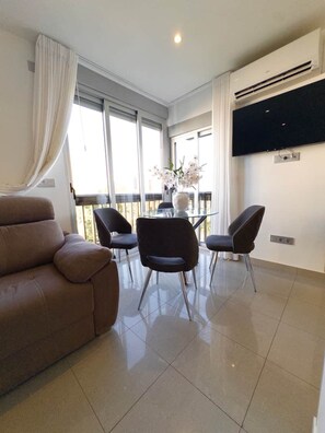 TV - Luxury Apartment with Sea View, Perfect for Couples and Mature Guests (Dehesa de Campoamor)