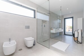Shower, hair dryer, towels - VILLA MIA, Quinta da Foz (Tavira)