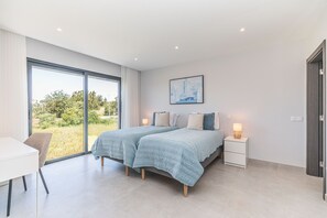 Tabla de planchar con plancha, wifi gratis y ropa de cama 