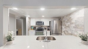 Fridge, microwave, oven, stovetop - GP78B – World Cup Stay - 10 min to AT&T - Sleeps 6 - Free Parking - Fast WiFi (Grand Prairie)