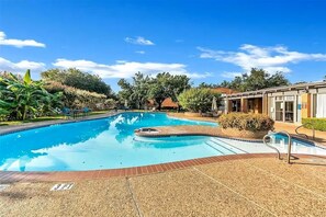 Outdoor pool - GP78B – World Cup Stay - 10 min to AT&T - Sleeps 6 - Free Parking - Fast WiFi (Grand Prairie)