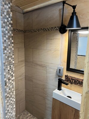 Shower, hair dryer, towels - The Last Resort In the Historic Upper Canyon (Ruidoso)