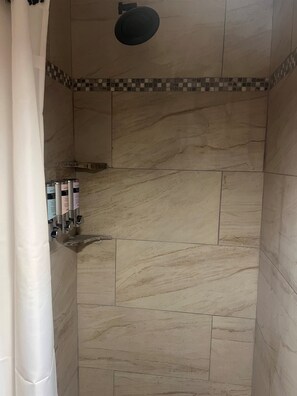Shower, towels - The Last Resort In the Historic Upper Canyon (Ruidoso)