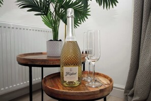 Eine Flasche Freixenet Prosecco DOC Wein auf einem Holztisch, dazu zwei Gläser.
