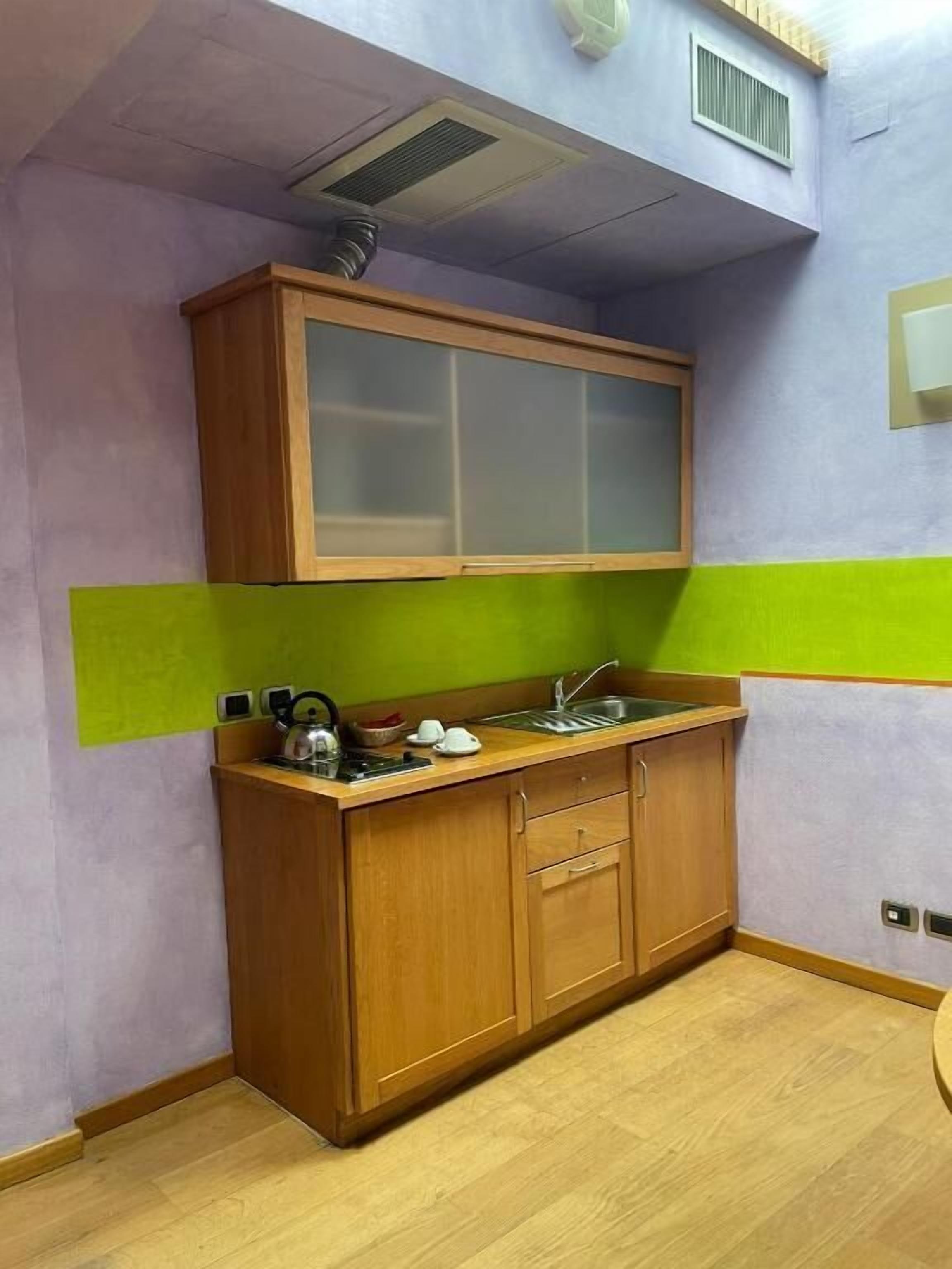 Mini-Kühlschrank, Mikrowelle, Herdplatte, Kochgeschirr/Geschirr/Besteck