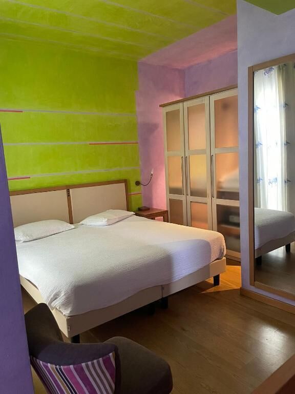 Zimmersafe, Schreibtisch, laptopgeeigneter Arbeitsplatz