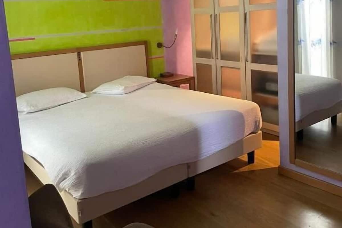 Zimmersafe, Schreibtisch, laptopgeeigneter Arbeitsplatz