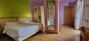 Loft estándar | Caja de seguridad en la habitación y escritorio