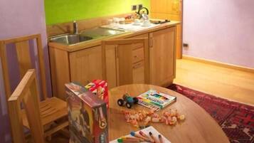 Mini-Kühlschrank, Mikrowelle, Herdplatte, Kochgeschirr/Geschirr/Besteck