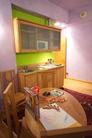 Mini-Kühlschrank, Mikrowelle, Herdplatte, Kochgeschirr/Geschirr/Besteck