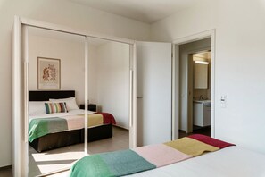 Iron/ironing board, travel cot - Modern Comfort in Lugano (Mola Giglio) (Lugano)