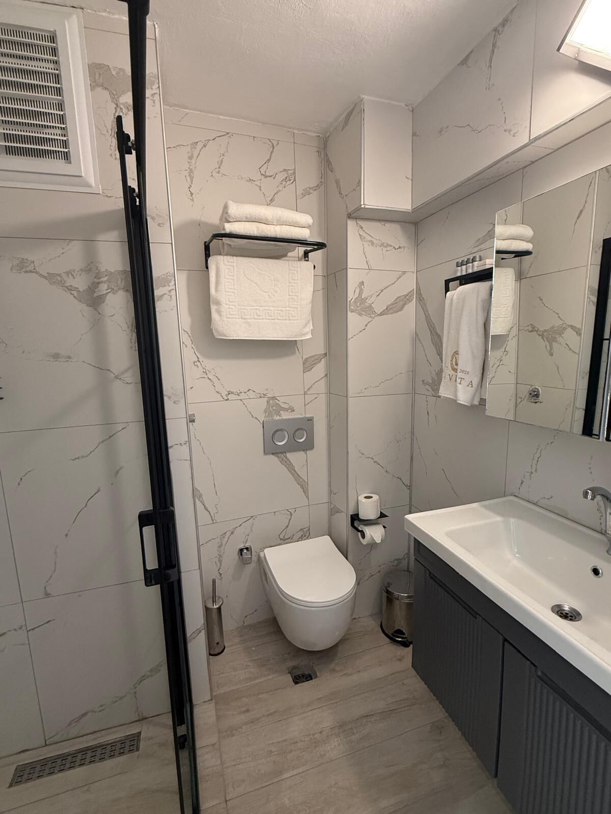 Chambre, balcon | Salle de bain