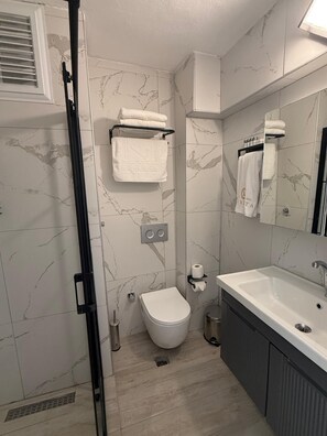 ルーム バルコニー | バスルーム | シャワー、ヘアドライヤー、タオル、石鹸