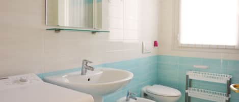 Apartment, 2 Bedrooms, Patio, Garden View | Bathroom