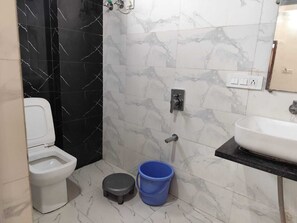 Deluxe Room, Balcony | Bathroom | Shower, towels, soap, shampoo - HOTEL PADAM PALACE & GARDEN (Udaipur)