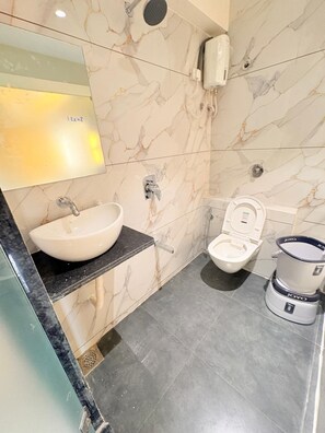 Quarto luxo | Banheiro | Chuveiro, produtos de toalete grátis, secador de cabelo 