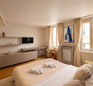 Apartamento Deluxe, vistas a la ciudad | Zona de estar | Smart TV de 80 cm con canales digitales
