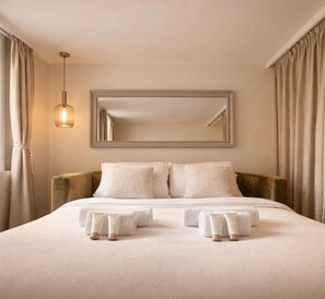 Deluxe Apartment, City View | Living area | 80-cm Smart TV with digital channels - 1532 Mouffetard (Paris)