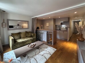 Deluxe Apartment, City View | Living area | 80-cm Smart TV with digital channels - 1532 Mouffetard (Paris)