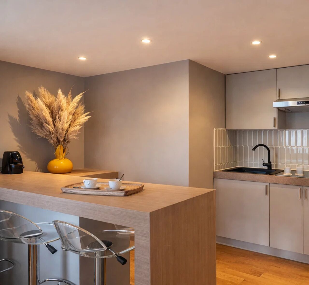 Apartamento Deluxe, vistas a la ciudad | Cocina privada | Máquina de café espresso, hervidor eléctrico, tostadora y trona infantil