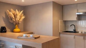 Apartamento Deluxe, vistas a la ciudad | Cocina privada | Máquina de café espresso, hervidor eléctrico, tostadora y trona infantil
