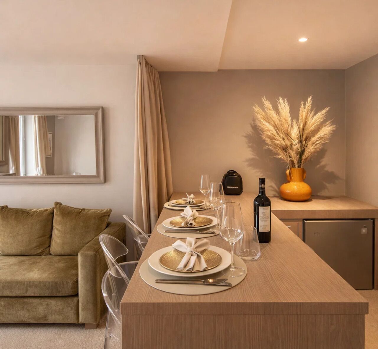 Deluxe Apartment, City View | Living area | 80-cm Smart TV with digital channels