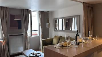 LĂ€genhet Deluxe - utsikt mot staden | Matsal