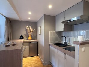 Deluxe Apartment, City View | Private kitchen | Espresso maker, electric kettle, toaster, high chair - 1532 Mouffetard (Paris)