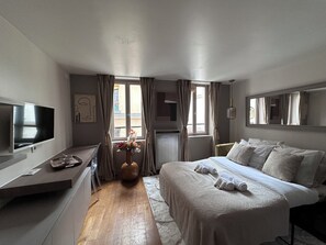 Deluxe Apartment, City View | Living area | 80-cm Smart TV with digital channels - 1532 Mouffetard (Paris)