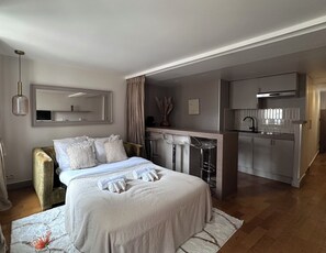 Deluxe Apartment, City View | Living area | 80-cm Smart TV with digital channels - 1532 Mouffetard (Paris)