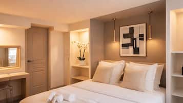Tabla de planchar con plancha, wifi gratis y ropa de cama