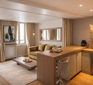 Deluxe-Apartment, Stadtblick | Wohnbereich | 80-cm-Smart-TV mit Digitalempfang