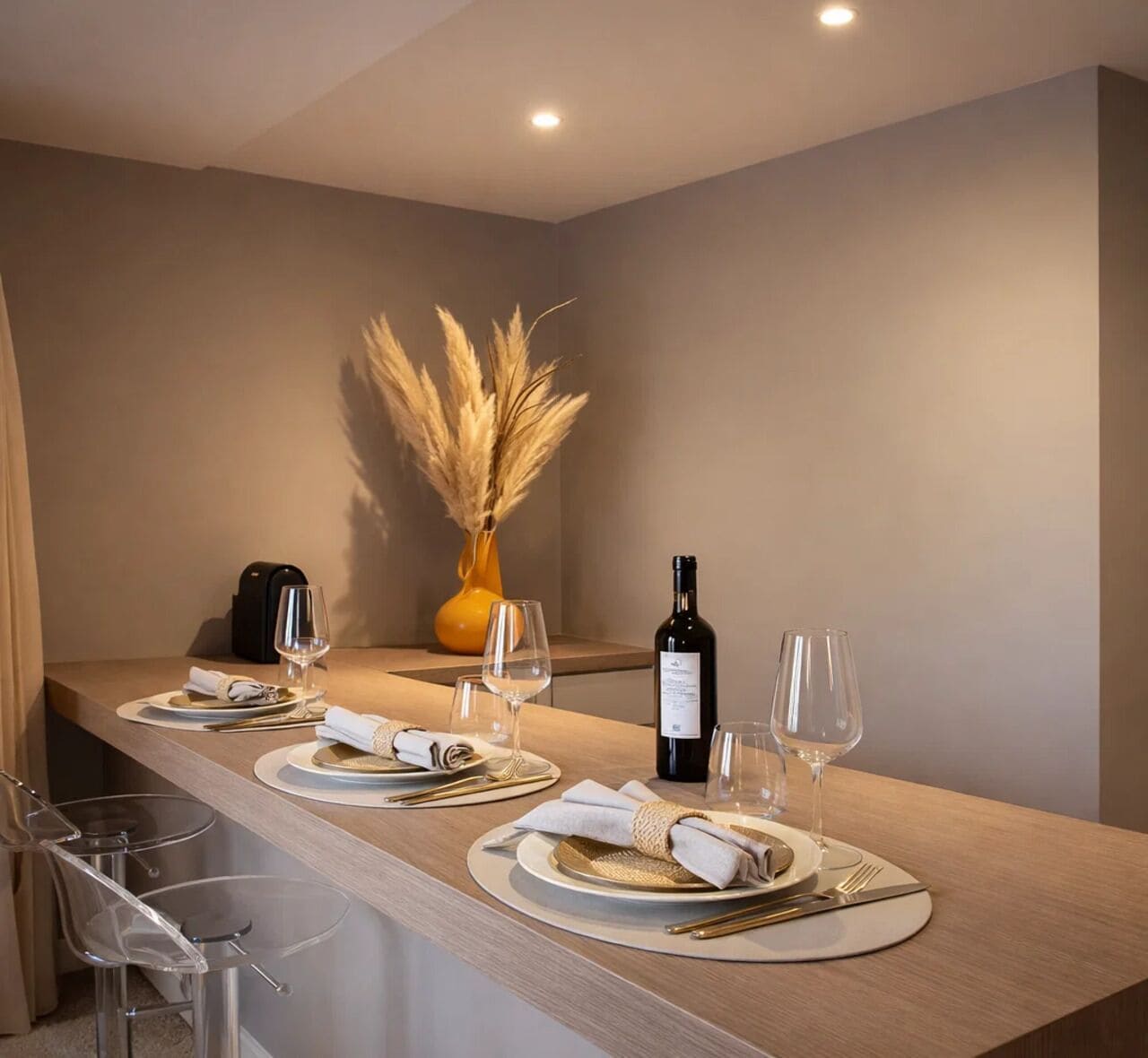 Deluxe Apartment, City View | Living area