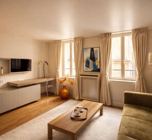 Deluxe Apartment, City View | Living area | 80-cm Smart TV with digital channels - 1532 Mouffetard (Paris)