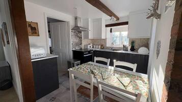 Cottage, 2 Bedrooms, Pets allowed | Private kitchen