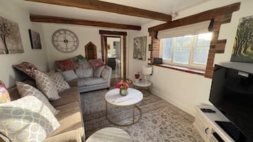 Cottage, 2 Bedrooms, Pets Allowed | Living area