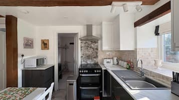 Cottage, 2 Bedrooms, Pets Allowed | Private kitchen