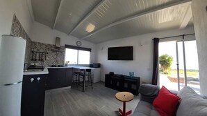 Un espacio habitable compacto con cocina, comedor y zona de estar.