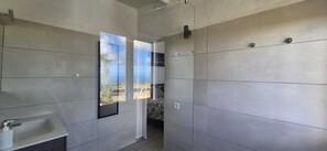 Secador de pelo y toallas