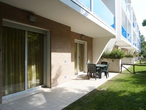 Living area - Relaxing Fenced Garden Apartment (San Michele al Tagliamento)
