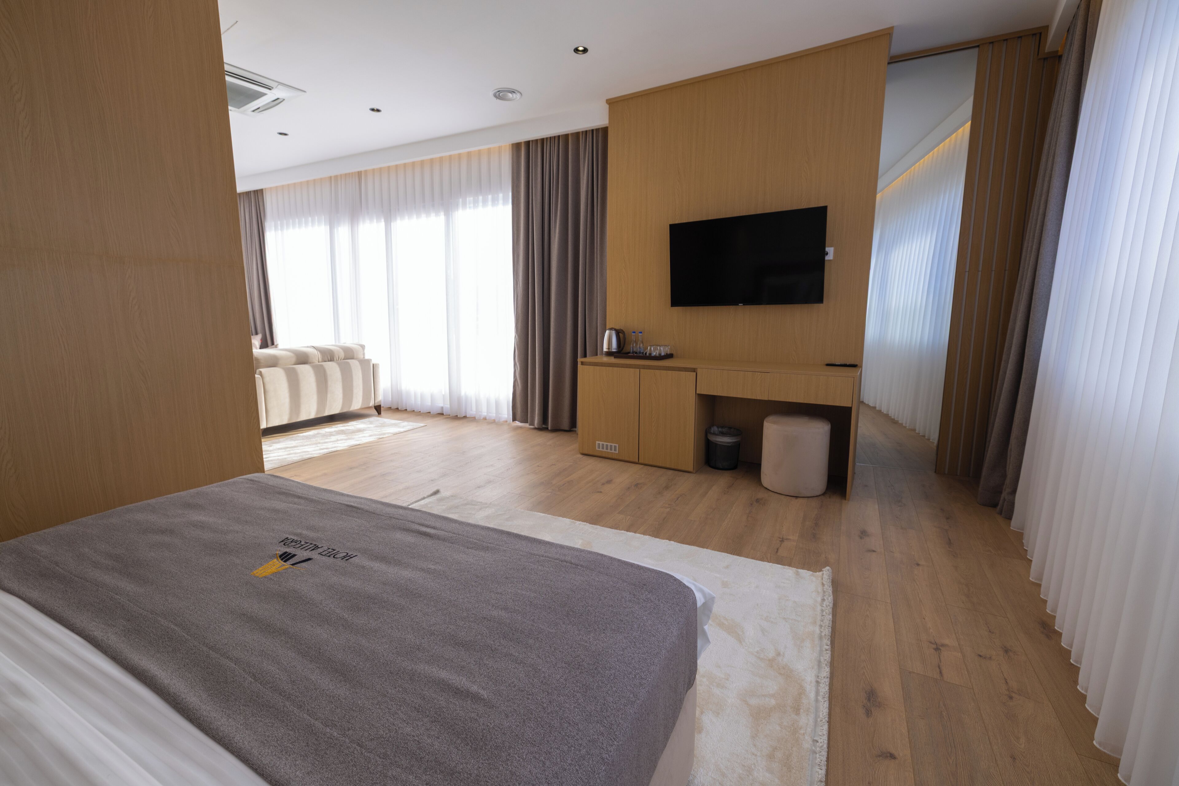 Suite, balcon, vue sur le parc | Coffre-fort, fer et planche à repasser, accès au Wi-Fi (inclus)