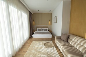 小型套房, 阳台, 花园景观 | 客房内保险箱、熨斗/熨板、免费 WiFi