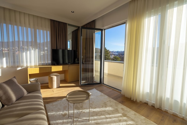 Suite Junior, balkon, pemandangan kebun | Teras/patio