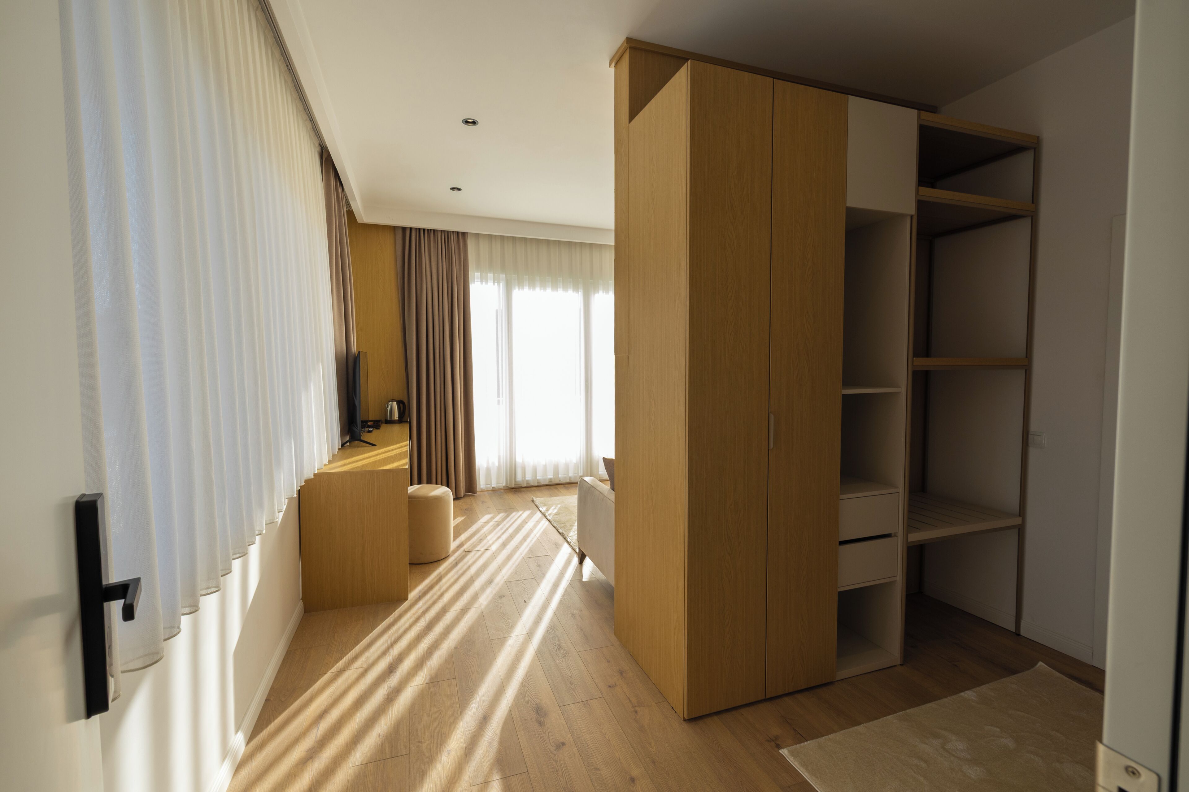 Suite Junior, balcon, vue sur le jardin | Aire de séjour