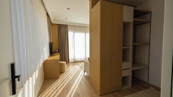 Suite Junior, balcon, vue sur le jardin | Aire de séjour