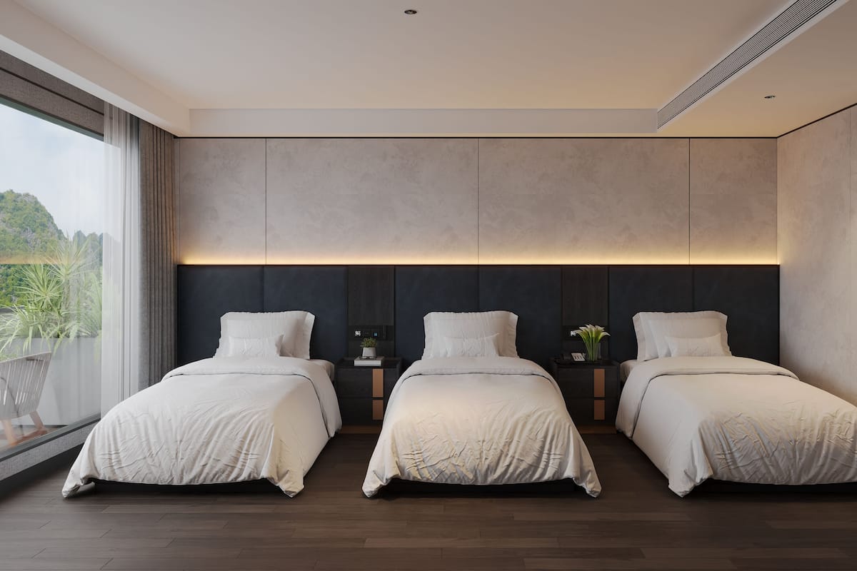 Habitación triple, 3 camas individuales, balcón | Caja de seguridad en la habitación y espacio para trabajar con laptop