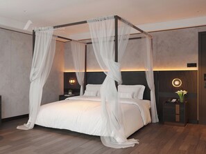 Elite-dobbeltværelse - balkon (Suite, Extra-Large Double Bed) | Pengeskab på værelset, arbejdsområde til bærbare computere